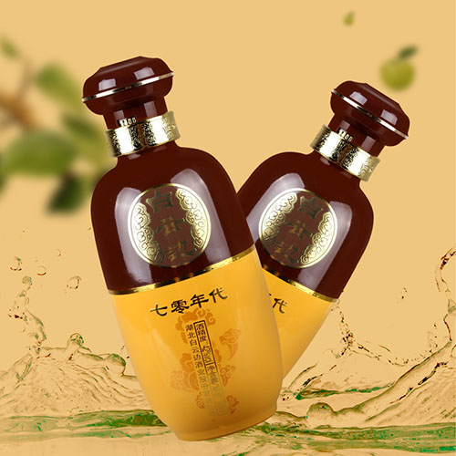 [정품]바이윈볜(白云边) 70년대(七零年代) 500ml. 53%vol.